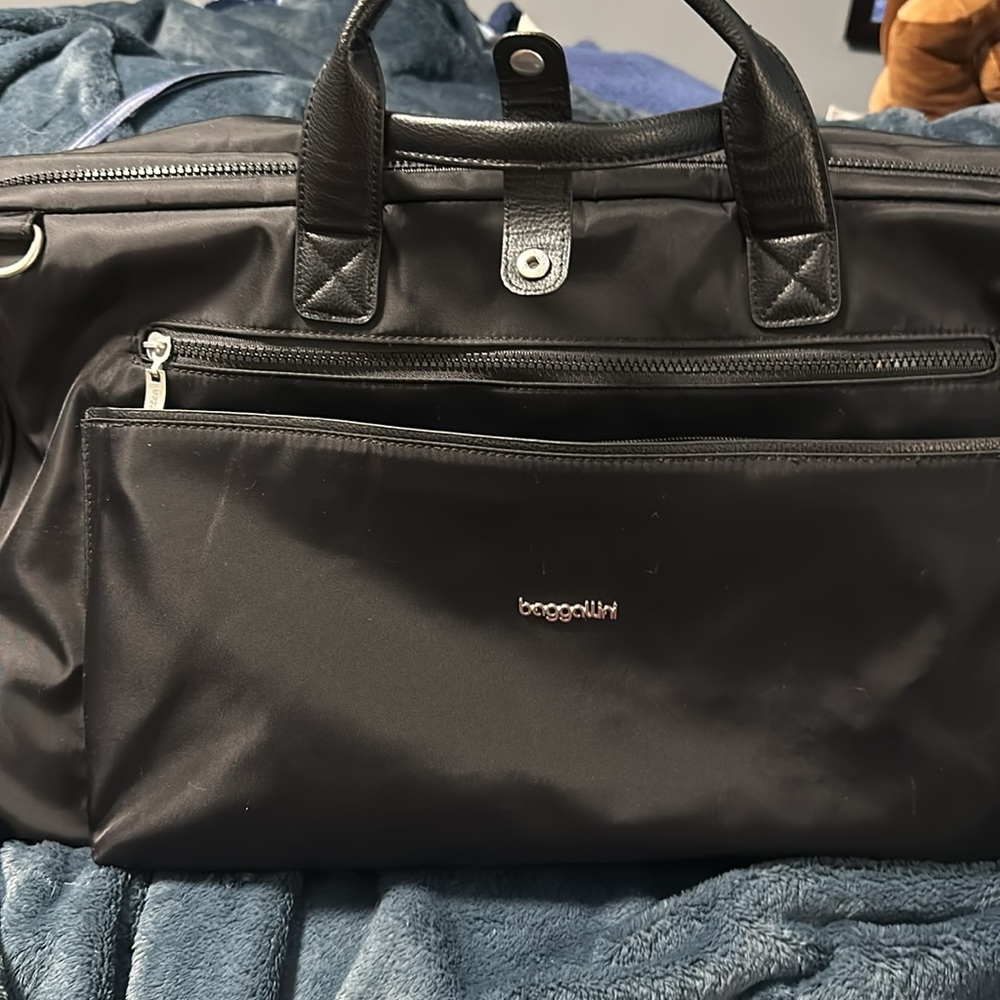 Large baggallini weekender bag with shoulder strap - Picture 3 of 3